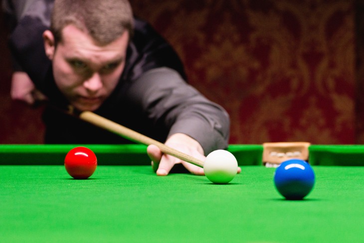 How to Properly Hold Your Snooker Cue